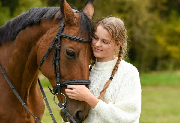 若いです女の子歩くと自然の中で馬 — ストック写真