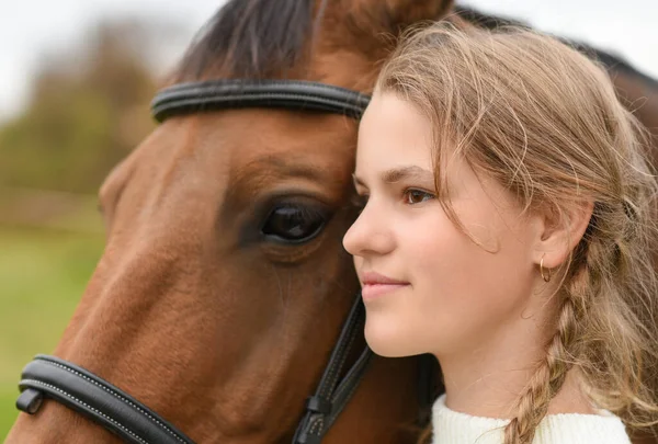 Chica Joven Caminando Con Caballo Naturaleza —  Fotos de Stock