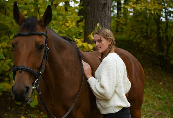 若いです女の子歩くと自然の中で馬 — ストック写真