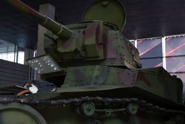 Askeri bir hangarda eski bir Sovyet tankı.