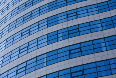 Modern bir binanın duvarındaki eğri pencereler.