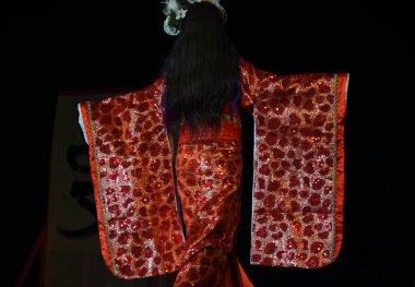 Japon tiyatro oyuncuları geleneksel oryantal dans gösterisi yapıyorlar.