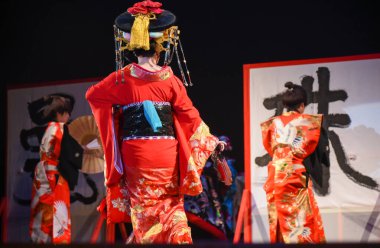 Japon tiyatro oyuncuları geleneksel oryantal dans gösterisi yapıyorlar.