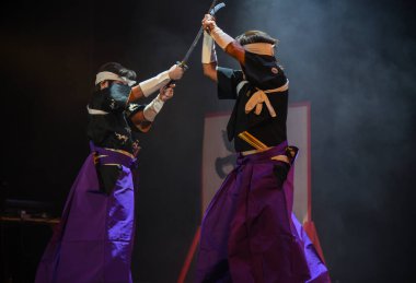 Japon tiyatro oyuncuları dövüş sanatları dansı yapıyorlar..