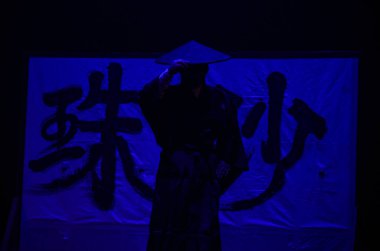 Japon tiyatro oyuncuları dövüş sanatları dansı yapıyorlar..