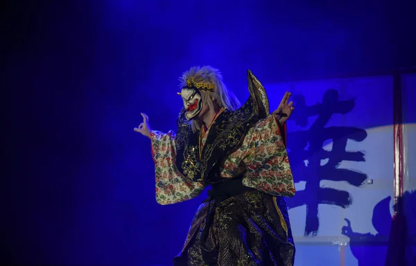 Atores Teatro Japoneses Realizam Dança Oriental Máscaras — Fotografia de Stock