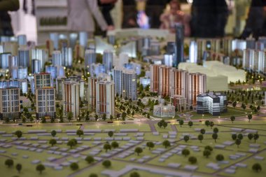 Yolları olan şehir binasının ölçeklendirme modeli.