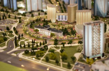 Yolları olan şehir binasının ölçeklendirme modeli.