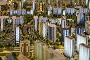 Yolları olan şehir binasının ölçeklendirme modeli.