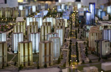 Yolları olan şehir binasının ölçeklendirme modeli.