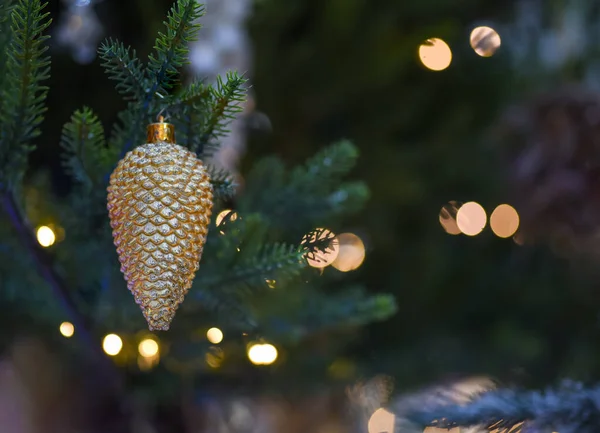 Goldenes Weihnachtsspielzeug Weihnachtsbaum — Stockfoto
