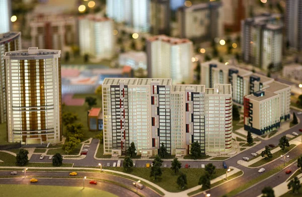 Yolları olan şehir binasının ölçeklendirme modeli.