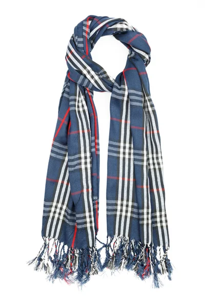 Um lenço é lã em uma gaiola azul com filamentos vermelhos e brancos e franja, isolado em um backgroun branco — Fotografia de Stock