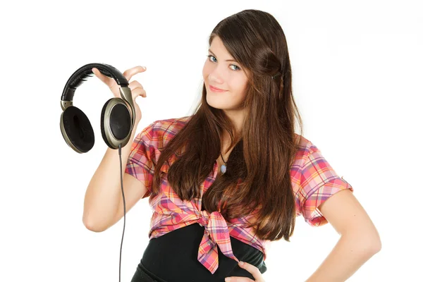 Une fille heureuse souriante tient des écouteurs dans une main — Photo