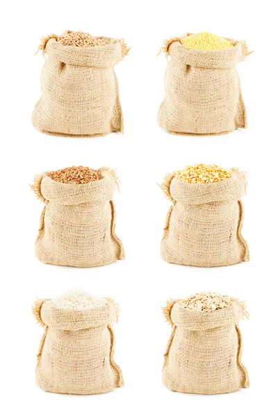 Sacos. Colarinhos de sacos de linho com vários cereais — Fotografia de Stock