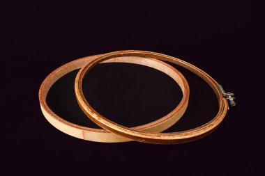 siyah bir zemin üzerine nakış çerçeve