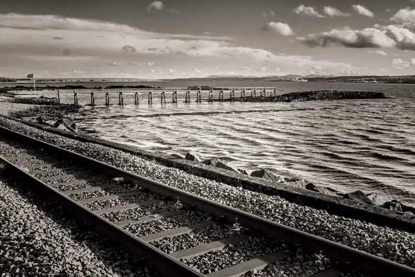 Schwarz-weiße Bahngleise — Stockfoto