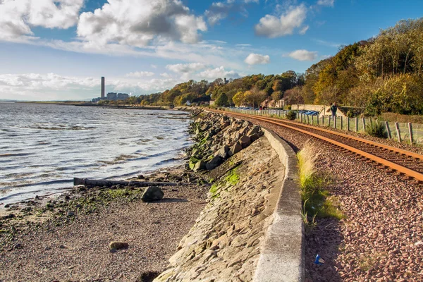 Binari ferroviari in riva al mare — Foto Stock