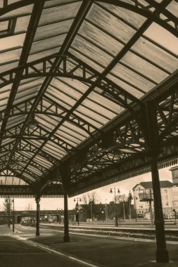 tren istasyonunun çelik çatı