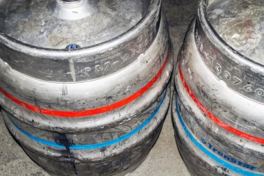 iki bira fıçıları