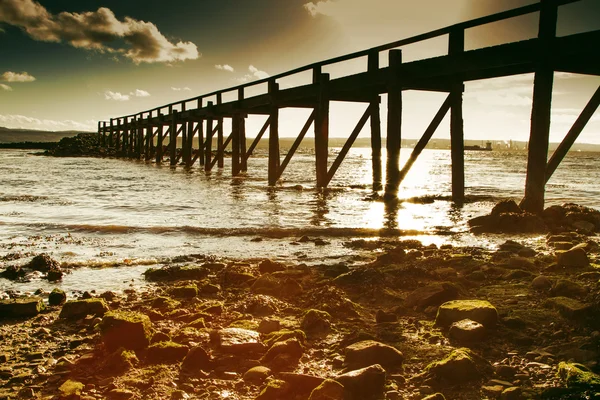 Sonnenstrahlen brechen durch die Seebrücke — Stockfoto