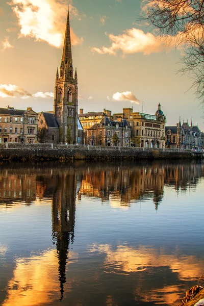 Kirchturmspiegelung am Fluss tay — Stockfoto