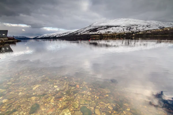 Helder water bij lochernhead in Schotland — Stockfoto