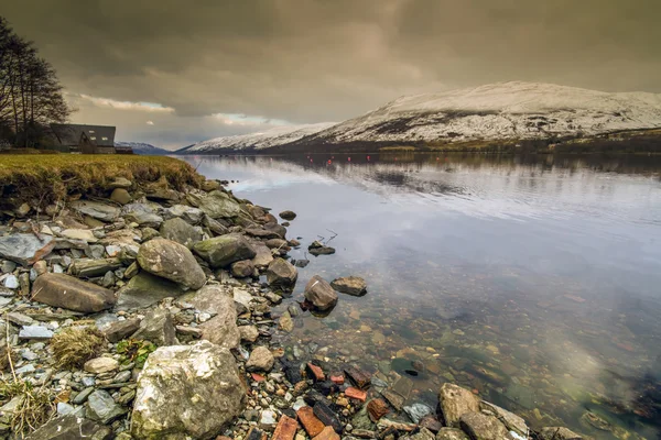 Agua inmóvil en Lochernhead en Escocia —  Fotos de Stock