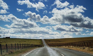 yol için dramatik bir gökyüzü