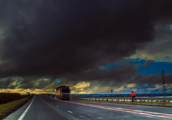 Vrachtwagen in stormachtige zonsondergang — Stockfoto