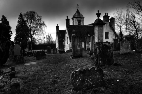 Ett skott av kyrkan av den heliga oförskämd kyrkogården i stirling — Stockfoto