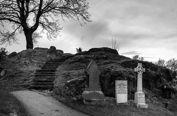 Kusliga kyrkogård bänk — Stockfoto