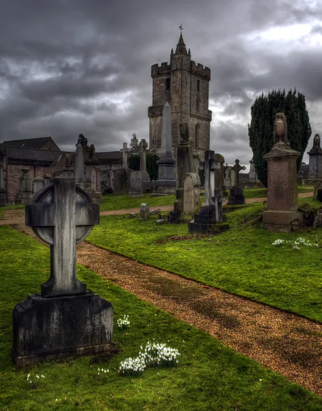 Tiro de um velho cemitério misterioso em Stirling Escócia — Fotografia de Stock