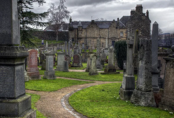 Väg inuti spooky kyrkogård — Stockfoto