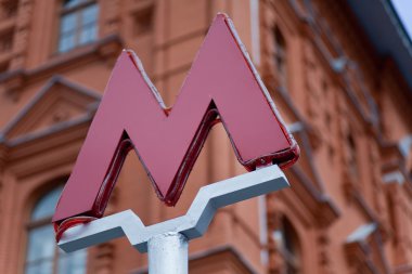 Kırmızı metro işaret