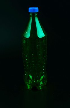 Plastik su şişesi.