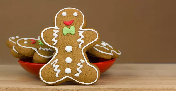 ブラウン系のジンジャーブレッドマン 自家製クリスマスクッキー ロイヤリティフリーのストック画像