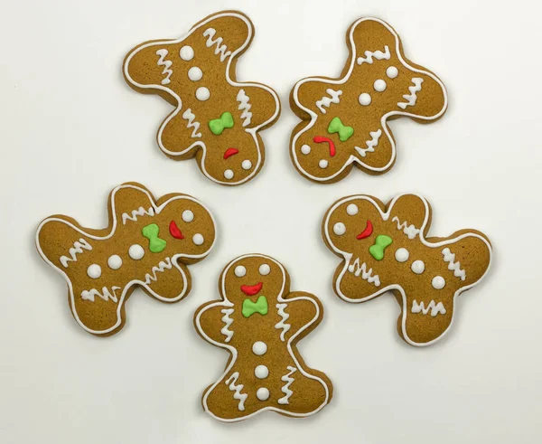 ジンジャーは白地に繁殖する 自家製クリスマスクッキー ロイヤリティフリーのストック画像