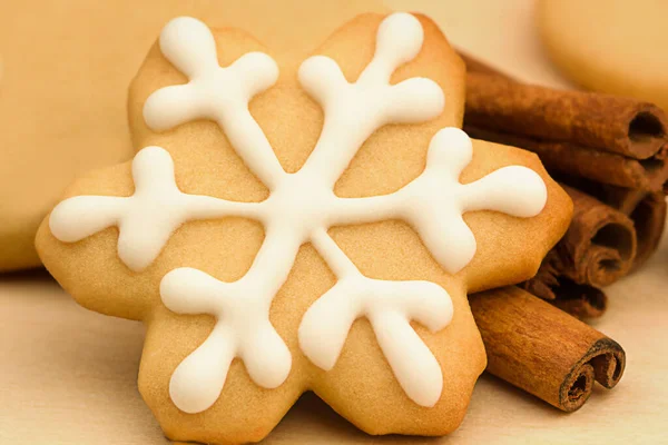 シナモンとスノーフレーク状のクッキーのクローズアップ 自家製クリスマスクッキー ストックフォト