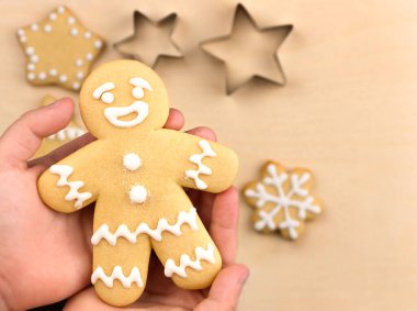 Elinde ev yapımı zencefilli kurabiye tutan çocuk. Boşluğu kopyala 