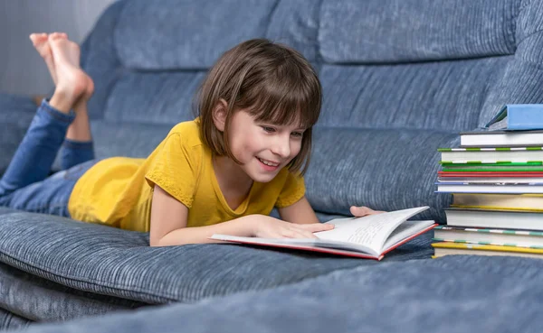 Een Klein Meisje Dat Thuis Een Boek Leest Onderwijs Afstand — Stockfoto