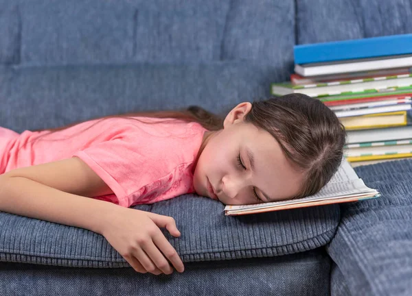 Втомлена Дівчина Спить Книжці Шкільний Обрив Читав Нудне Домашнє Завдання — стокове фото