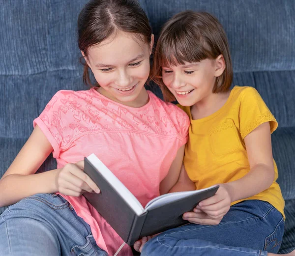 Twee Gelukkige Meisjes Die Thuis Een Boek Lezen Onderwijs Afstand — Stockfoto