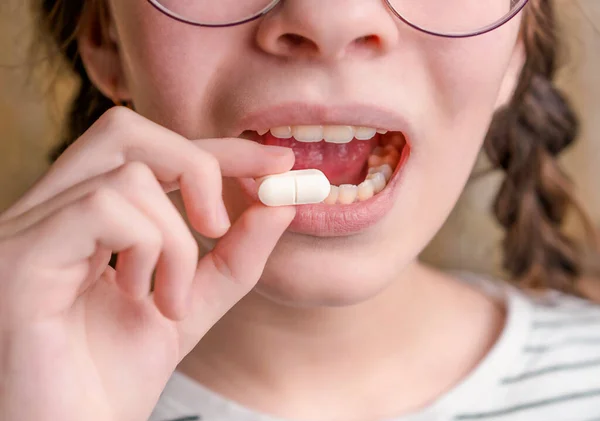 Uma Criança Segura Comprimido Branco Abre Boca Medicamentos Vitaminas Sintéticas Fotografia De Stock