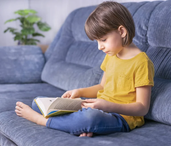 Little Girl Reading Book Sofa — Stock Photo, Image
