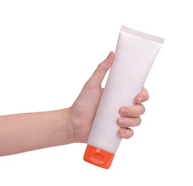 Beyaz arkaplanda izole edilmiş güneş kremi tutan bir el kremi