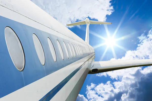 높은 하늘에서 비행 하는 여객기 — 스톡 사진