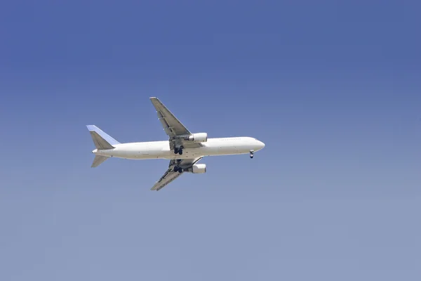 하늘에 비행 하는 여객기 — 스톡 사진
