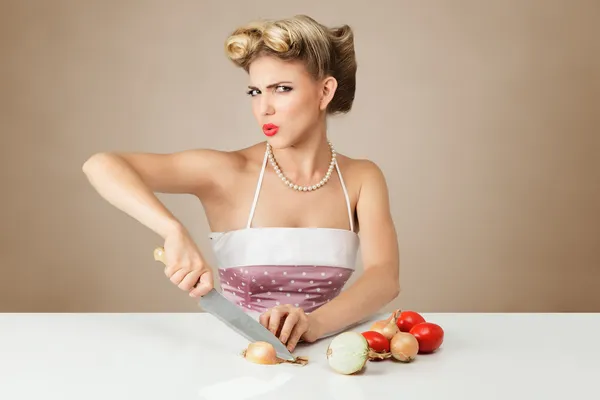 Young woman cutting onion — Stock Photo, Image