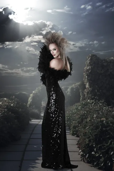 Elegante donna in abito lungo nero — Foto Stock